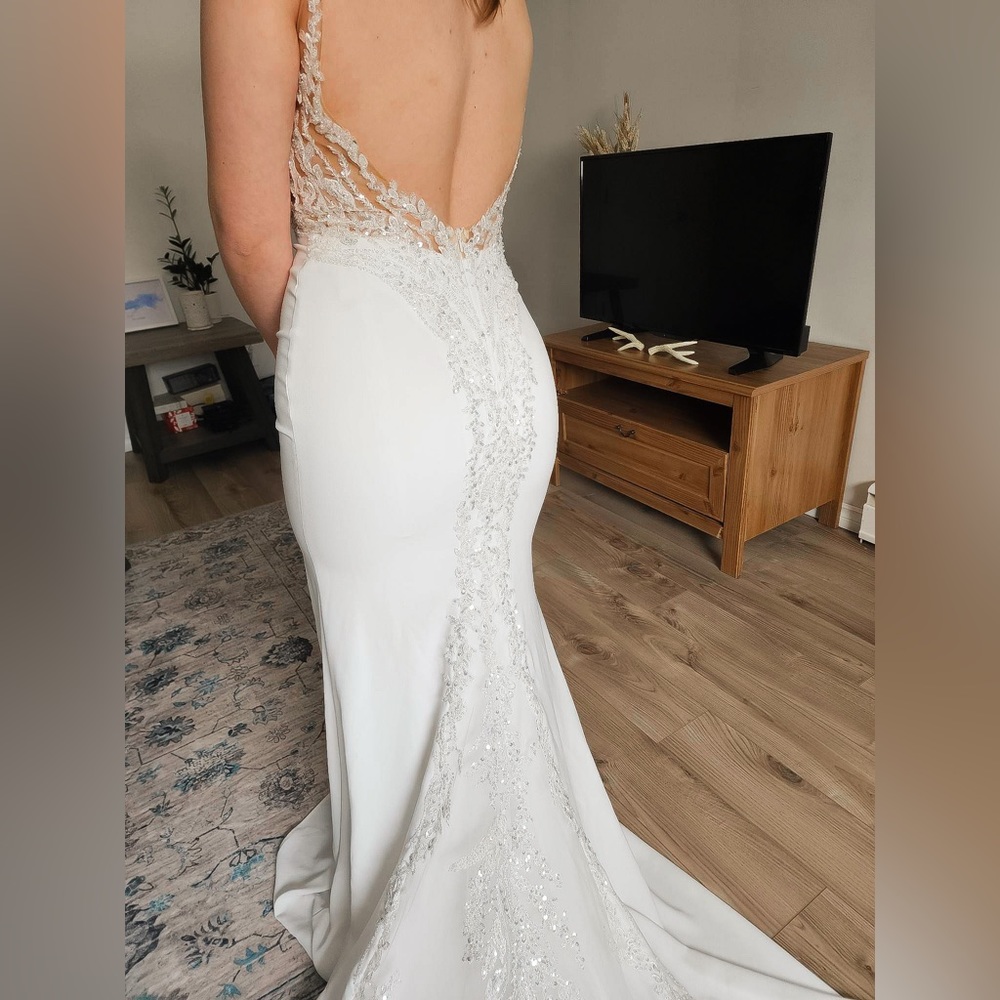 Low back fitted wedding dress 🤍 brand new never worn
